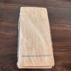 Fondation Louis Vuitton Post it notebook